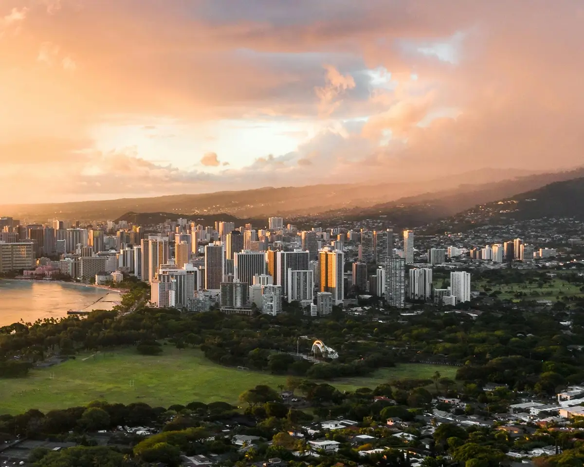 sunset photo of buildings and nature in Honolulu for page on diabetes dietitians in hawaii